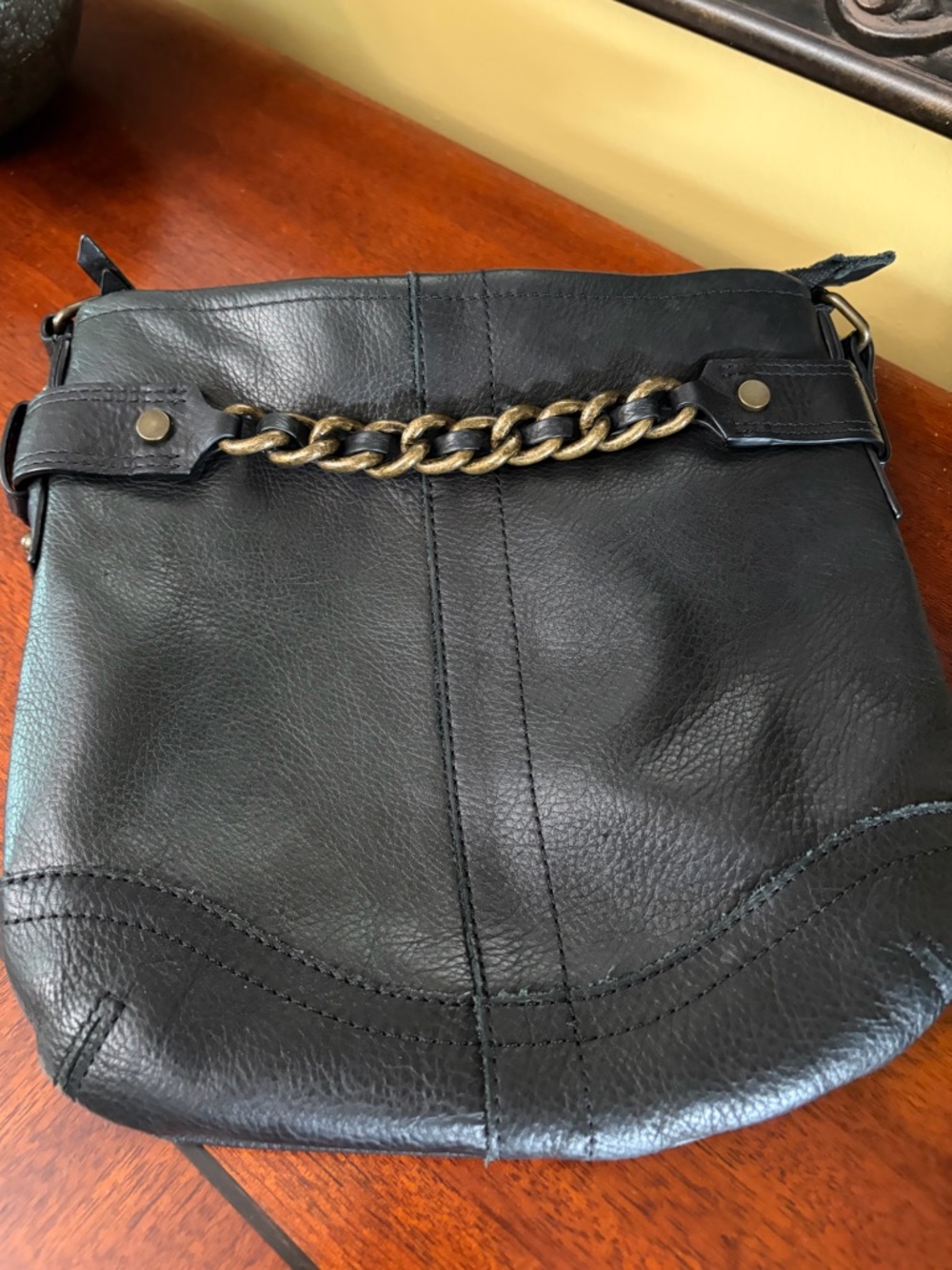 American Leather Co Elton Crossbody Bag Black Antiqued Gold Chain Accent - Picture 5 of 6